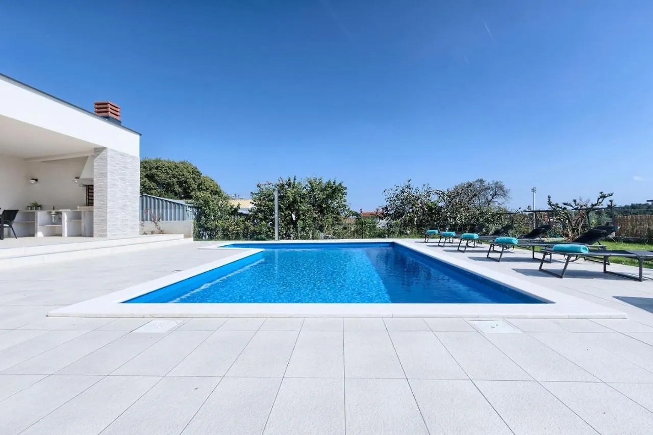 Aura Villa Pula 0*,