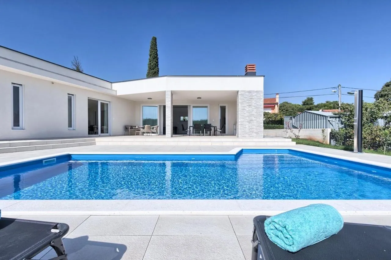 Aura Villa Pula 0*,  Croatia